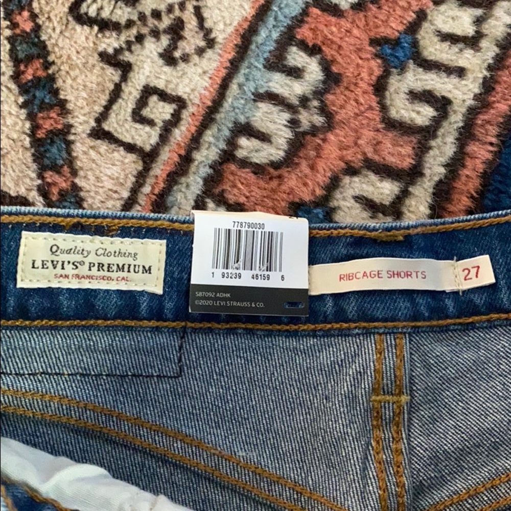 Levi’s Ribcage Shorts - Picture 5 of 5